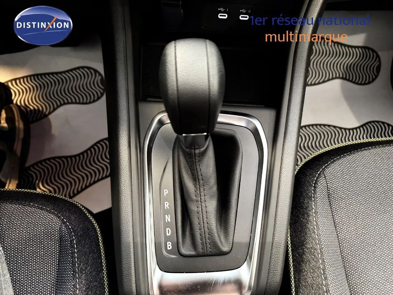Le levier de vitesses automatique en cuir noir du Renault Captur gris Cassiopée, vue rapprochée de la console centrale.