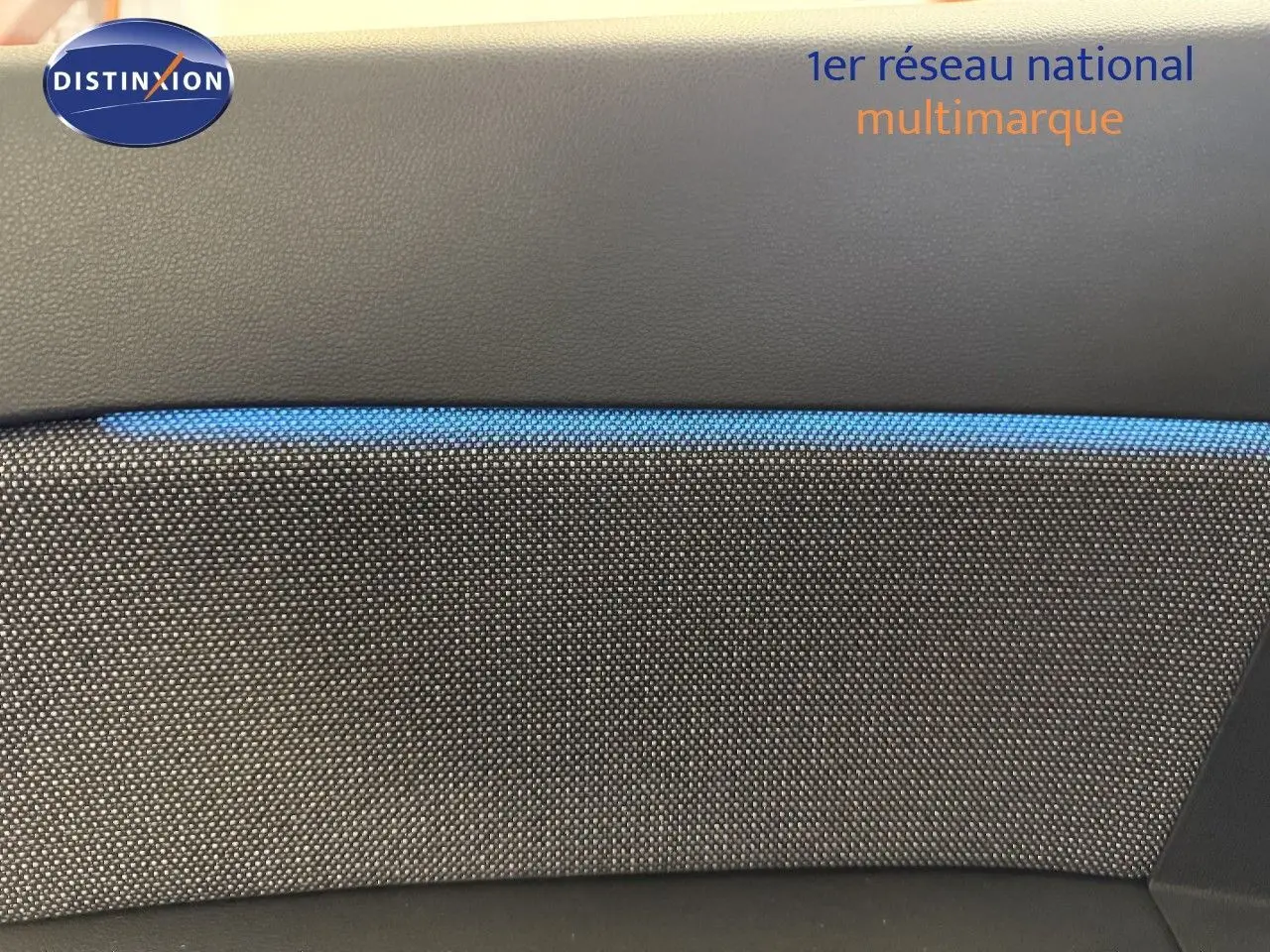 Vue intérieure du panneau de porte avant gauche du Renault Captur gris cassiopée métal avec bande bleue décorative.