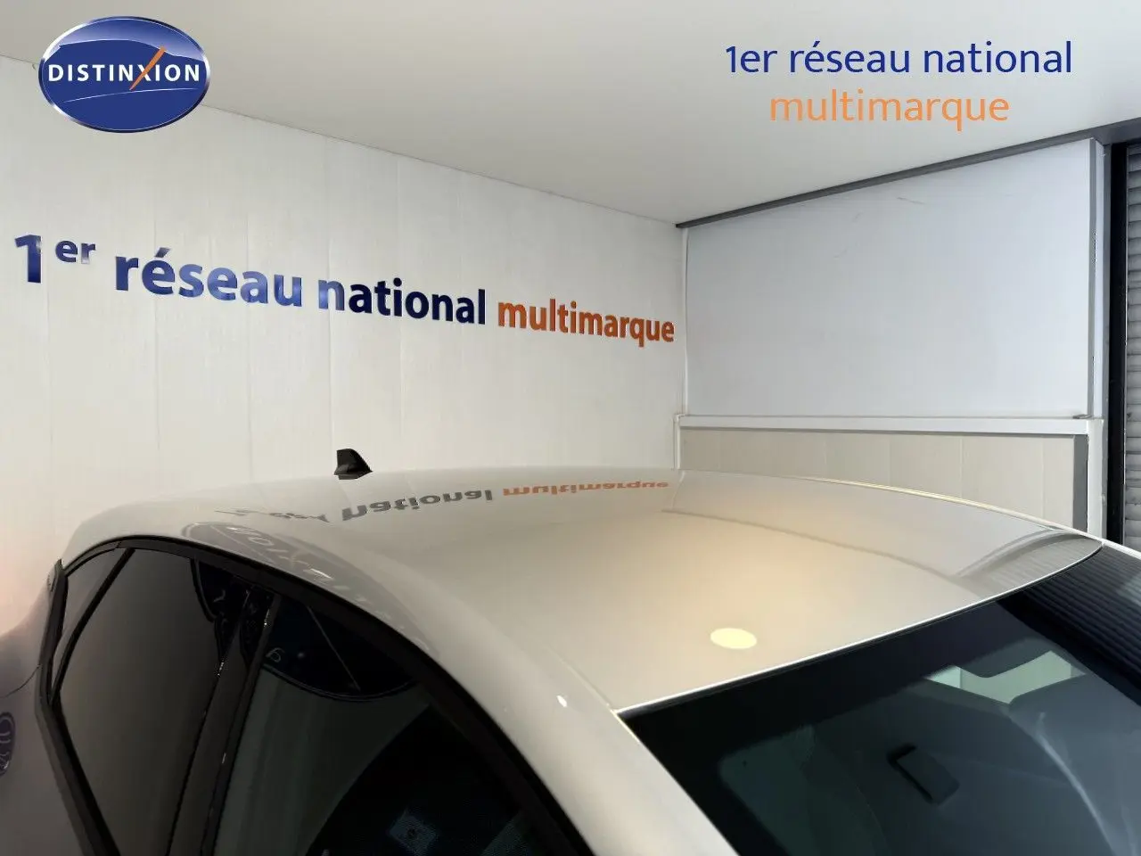 Vue plongeante sur le toit gris cassiopée métallisé et la partie avant du Renault Captur hybride 2025, intérieur sombre visible.