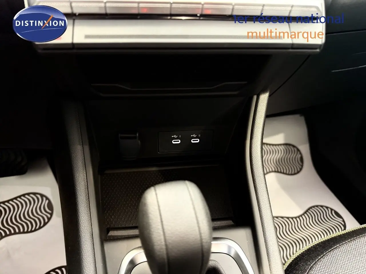 Gros plan sur la console centrale et levier de vitesse du Renault Captur gris Cassiopée 2025, intérieur moderne et épuré.