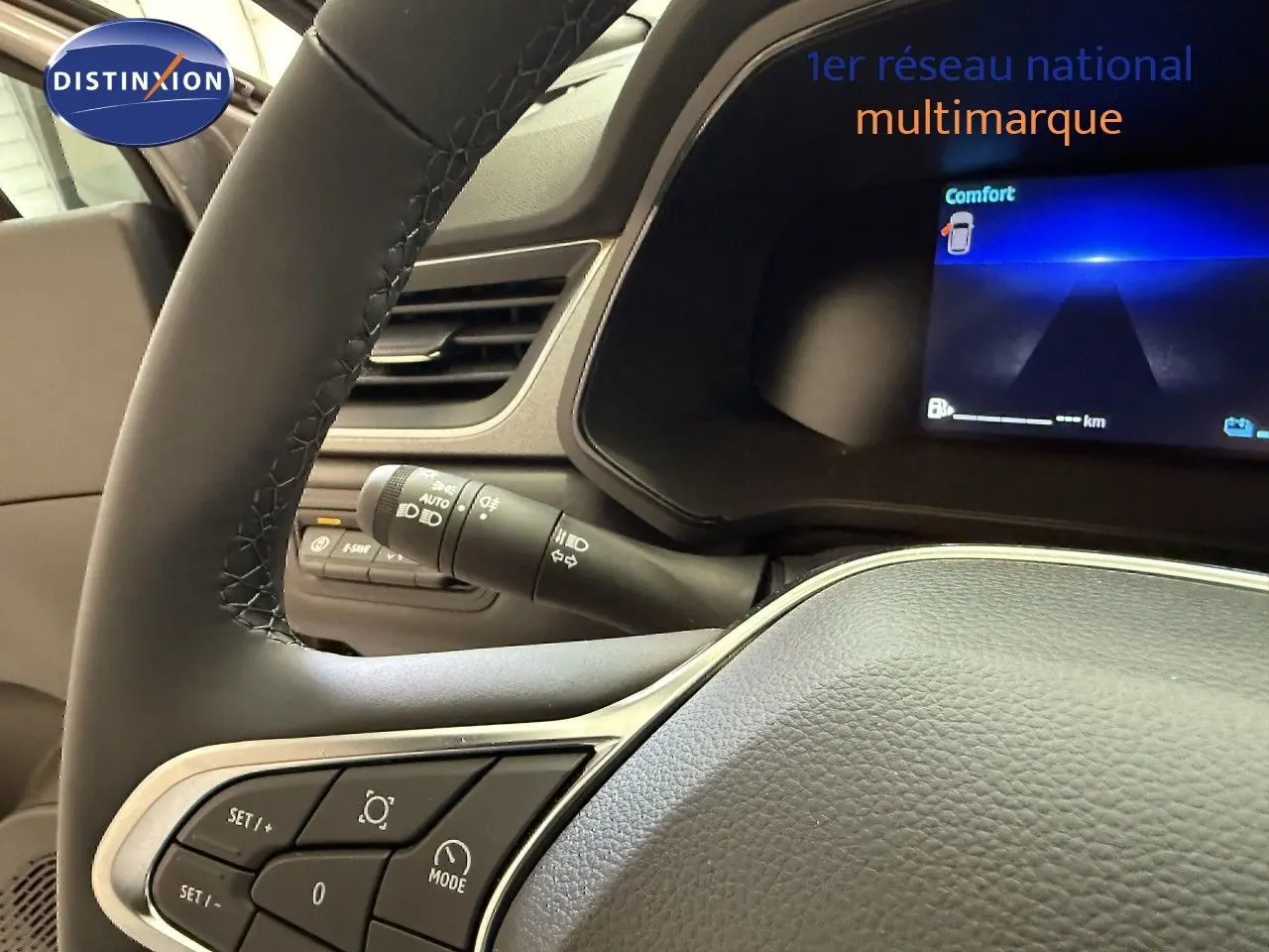 Vue rapprochée du volant et du tableau de bord numérique du Renault Captur gris Cassiopée, affichage mode Comfort visible.