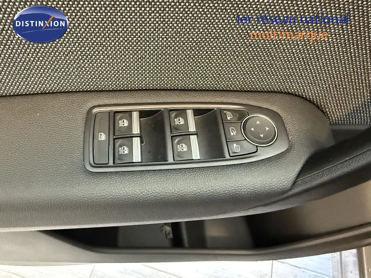 Panneau de commandes des vitres électriques et réglages des rétroviseurs côté conducteur d’un Renault Captur gris Cassiopée 2025.