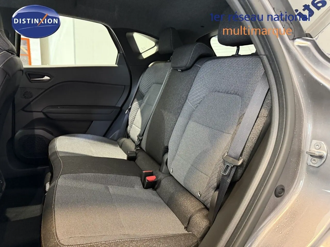 Vue intérieure côté droit sur les sièges arrière gris clair et foncé du Renault Captur 2025 gris Cassiopée métal.