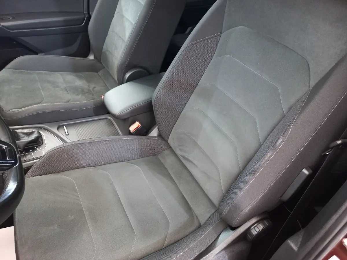Vue rapprochée des sièges avant gris et console centrale du Volkswagen Tiguan Allspace marron 2018.