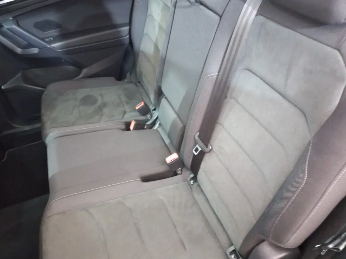 Vue intérieure côté droit sur la banquette arrière grise du Volkswagen Tiguan Allspace 2018 avec ceinture de sécurité visible.
