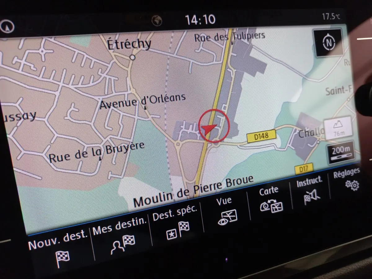 Écran tactile de navigation du Volkswagen Tiguan Allspace 2018 affichant une carte détaillée en intérieur.