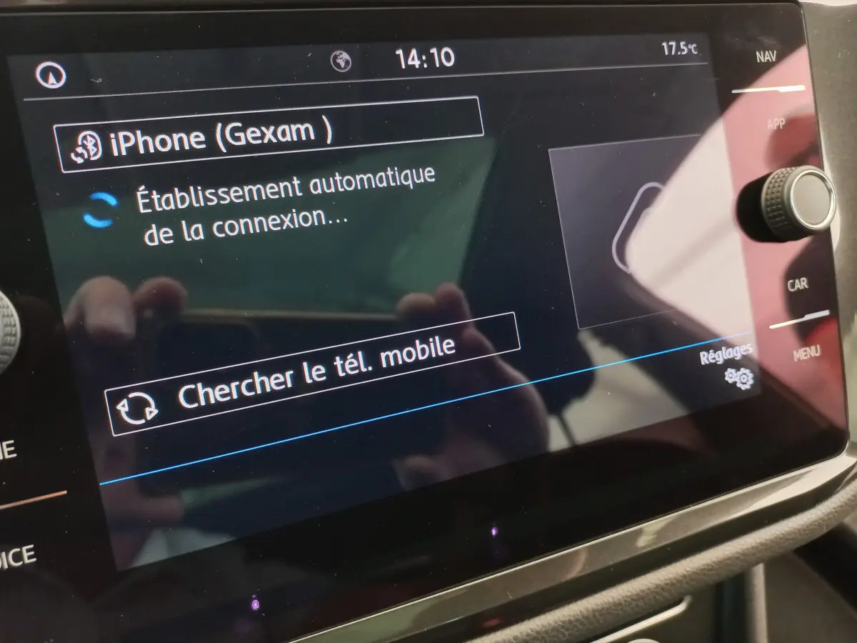Écran tactile central du Volkswagen Tiguan Allspace 2018 affichant la connexion Bluetooth d’un iPhone