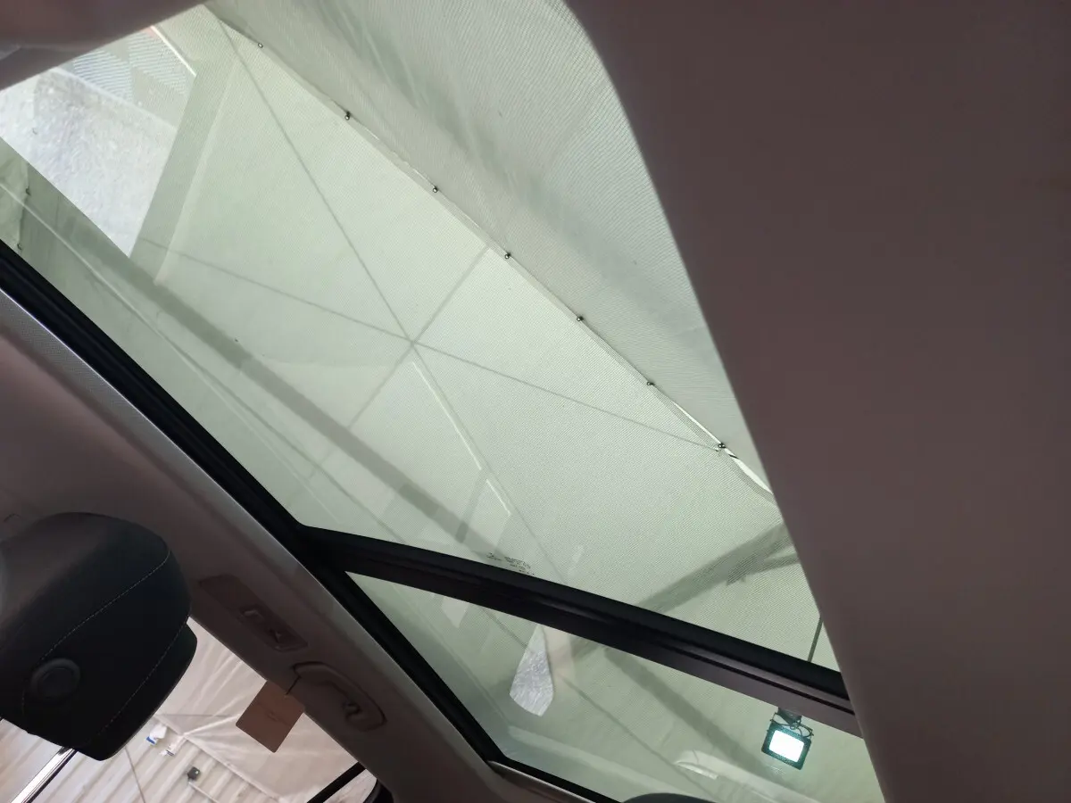 Toit ouvrant panoramique vue de l'intérieur arrière du Volkswagen Tiguan Allspace marron 2018