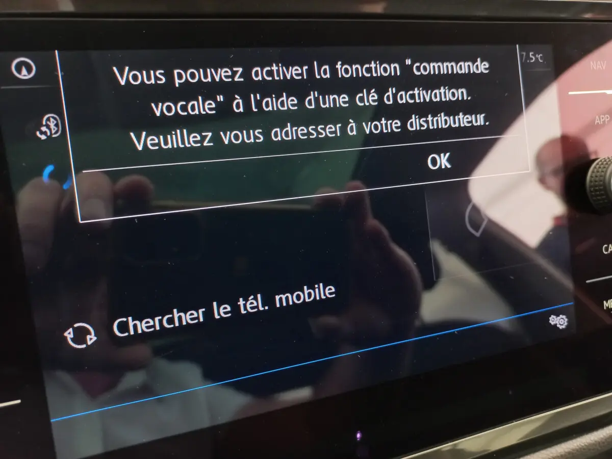 Écran tactile du système multimédia du Volkswagen Tiguan Allspace affichant une notification de commande vocale.