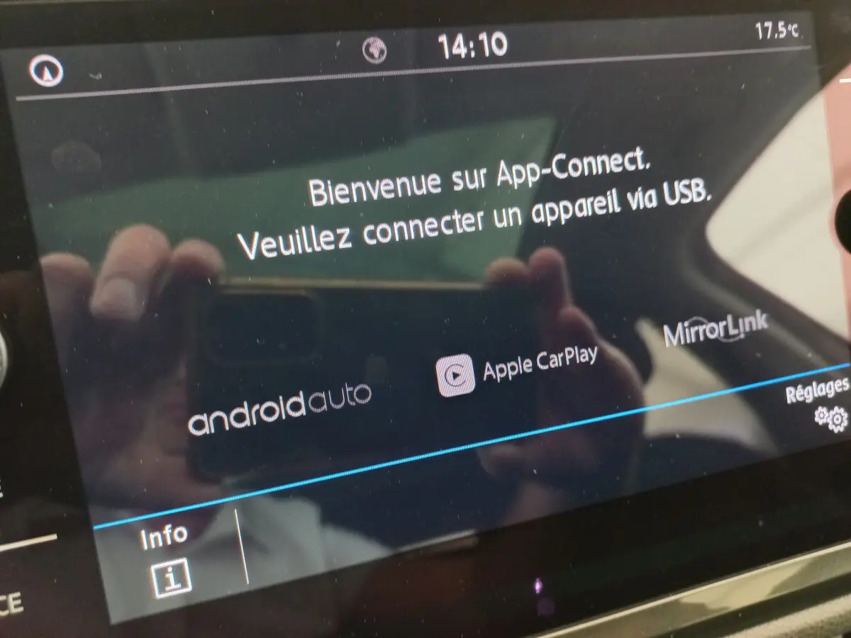 Écran tactile central du Volkswagen Tiguan Allspace 2018 affichant la connexion App-Connect USB