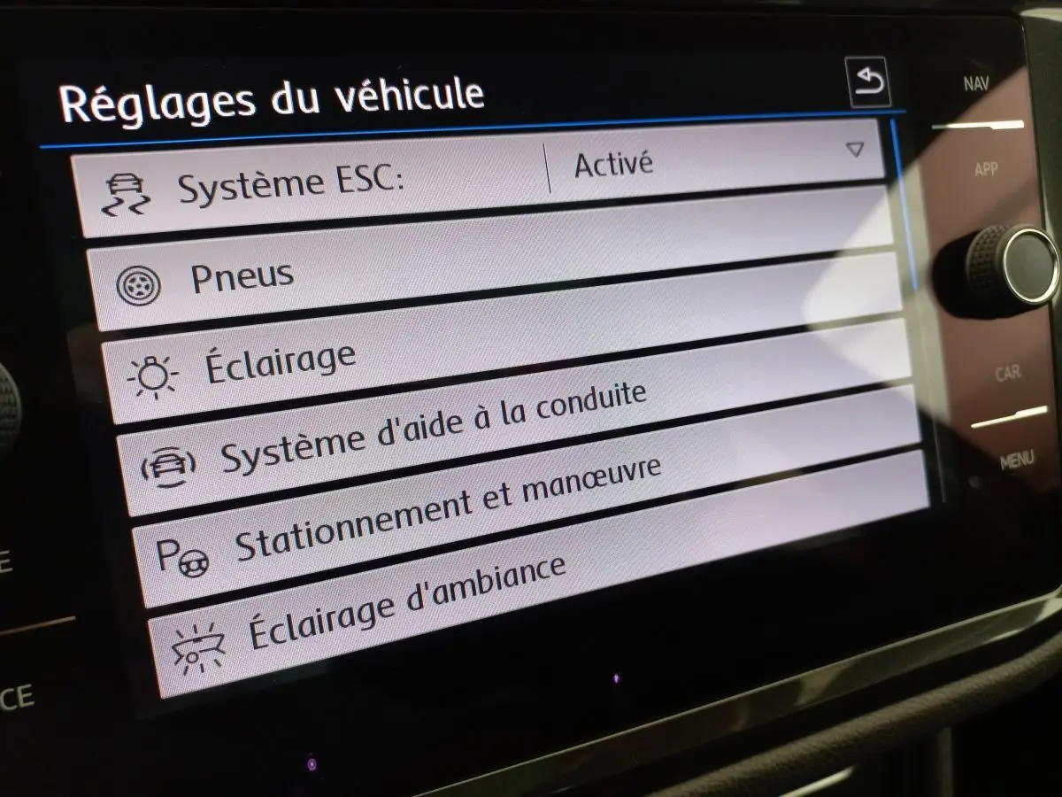 Écran tactile du tableau de bord du Volkswagen Tiguan Allspace 2018 montrant les réglages d'aide à la conduite.