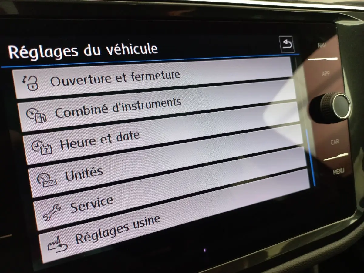 Écran tactile central du Volkswagen Tiguan Allspace 2018 affichant le menu Réglages du véhicule.