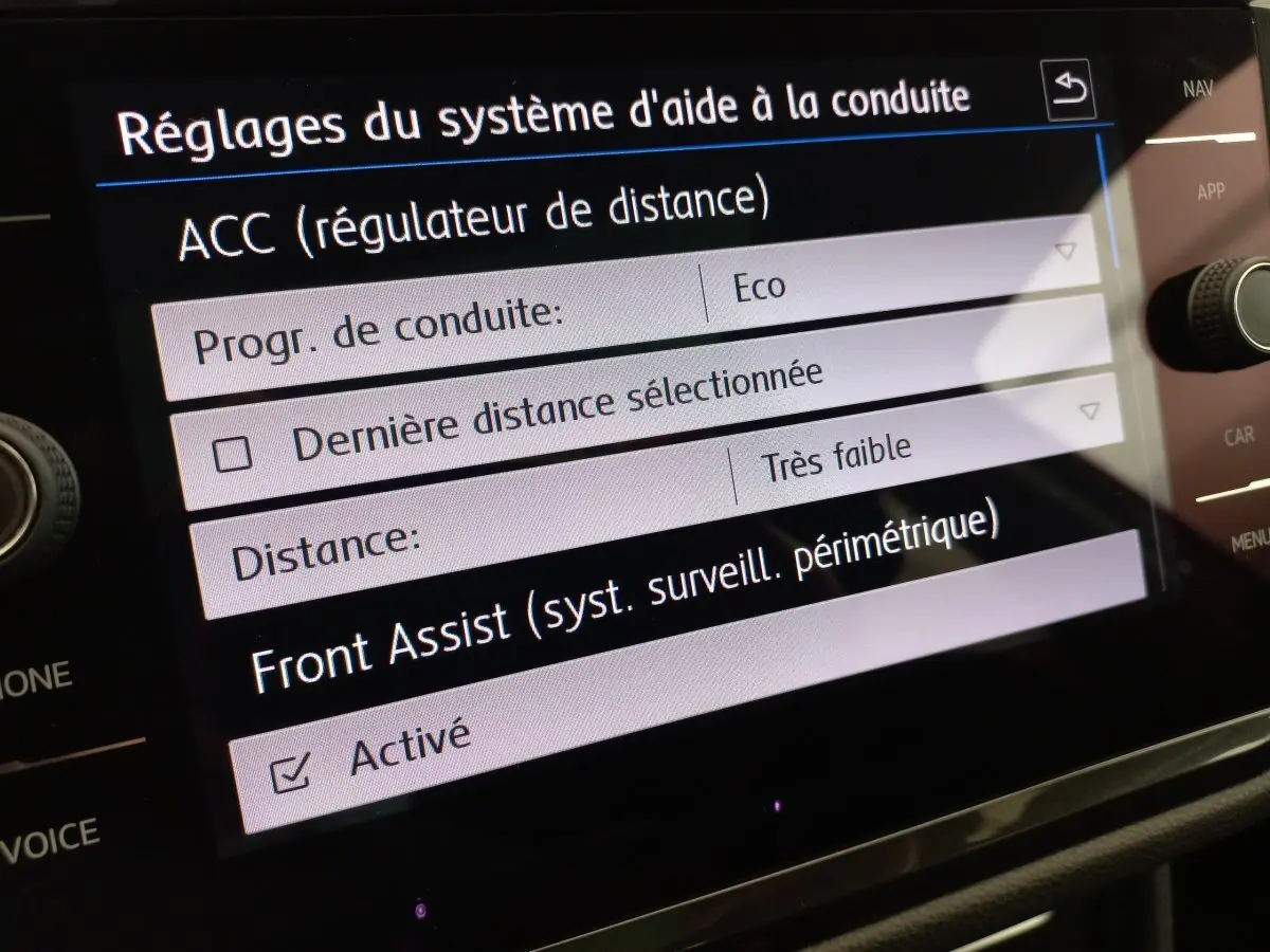 Écran tactile du système d'aide à la conduite du Volkswagen Tiguan Allspace 2018 affichant les réglages du régulateur de distance.