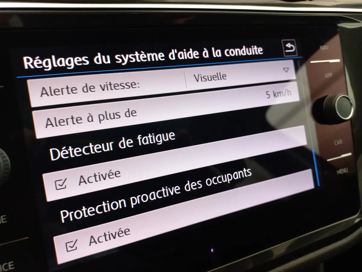 Écran tactile du système d'aide à la conduite du Volkswagen Tiguan Allspace, affichant les réglages de sécurité.