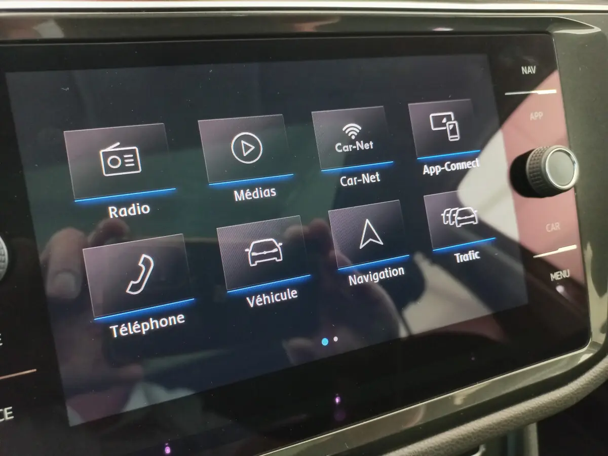 Écran tactile central du Volkswagen Tiguan Allspace 2018 affichant les menus radio, médias, navigation et téléphone.