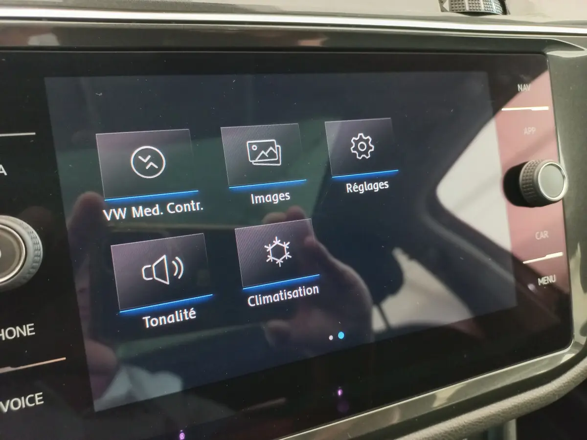 Écran tactile central du Volkswagen Tiguan Allspace 2018 affichant les options médias, images, réglages, tonalité et climatisation.