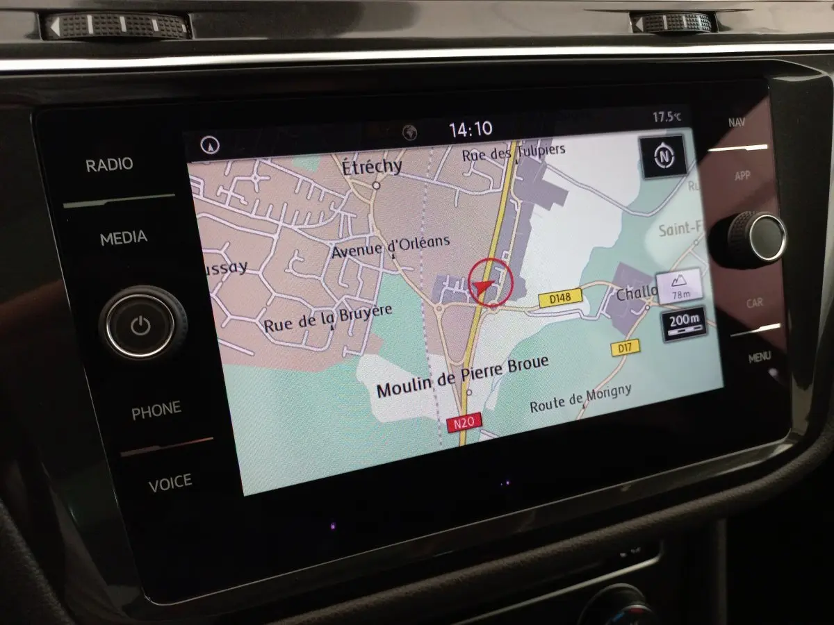 Écran tactile central du Volkswagen Tiguan Allspace 2018 affichant la navigation GPS en plan rapproché.
