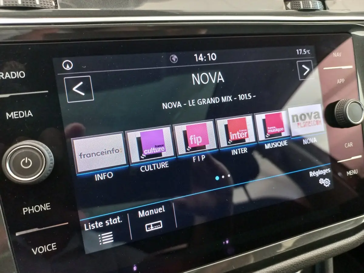 Écran tactile central du Volkswagen Tiguan Allspace 2018 affichant les stations radio avec interface noire et boutons latéraux.
