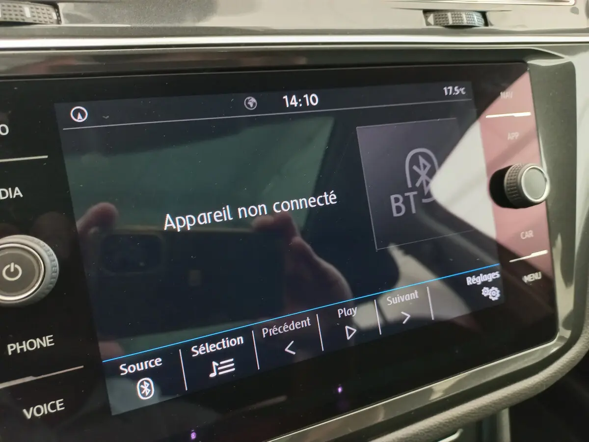 Écran tactile central du Volkswagen Tiguan Allspace 2018 affichant "Appareil non connecté" en intérieur noir.