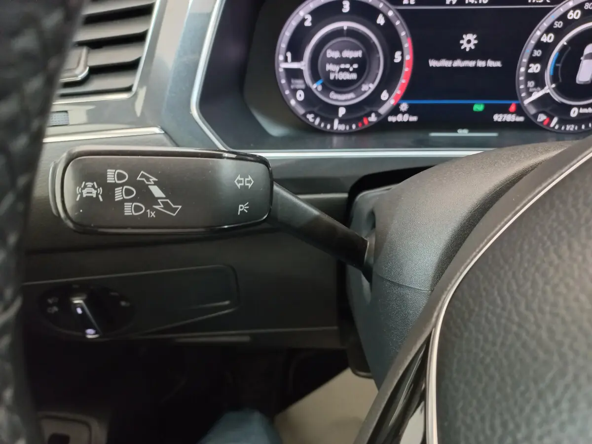 Gros plan sur la commande de clignotants et tableau de bord numérique du Volkswagen Tiguan Allspace 2018.