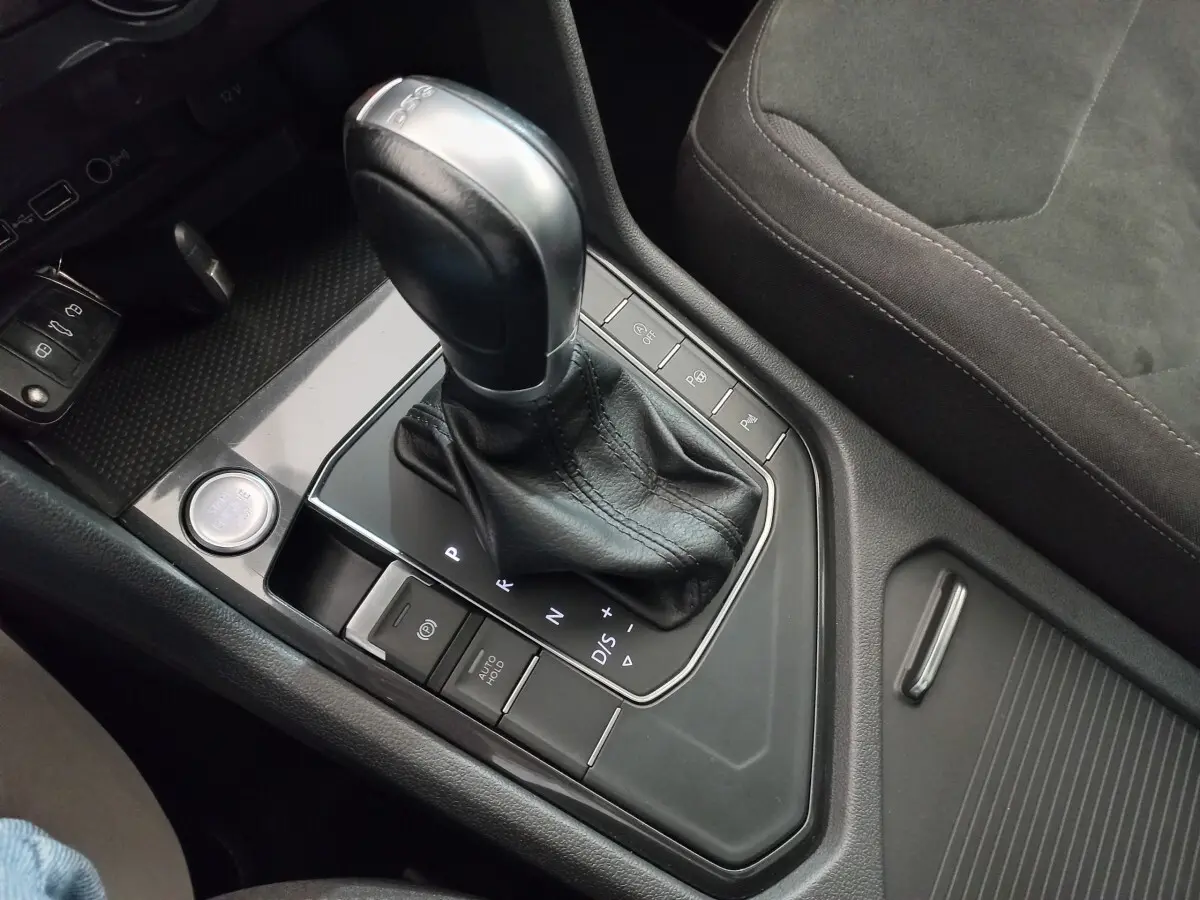 Gros plan sur la console centrale du Volkswagen Tiguan Allspace 2018, levier de vitesses DSG7 en cuir noir.