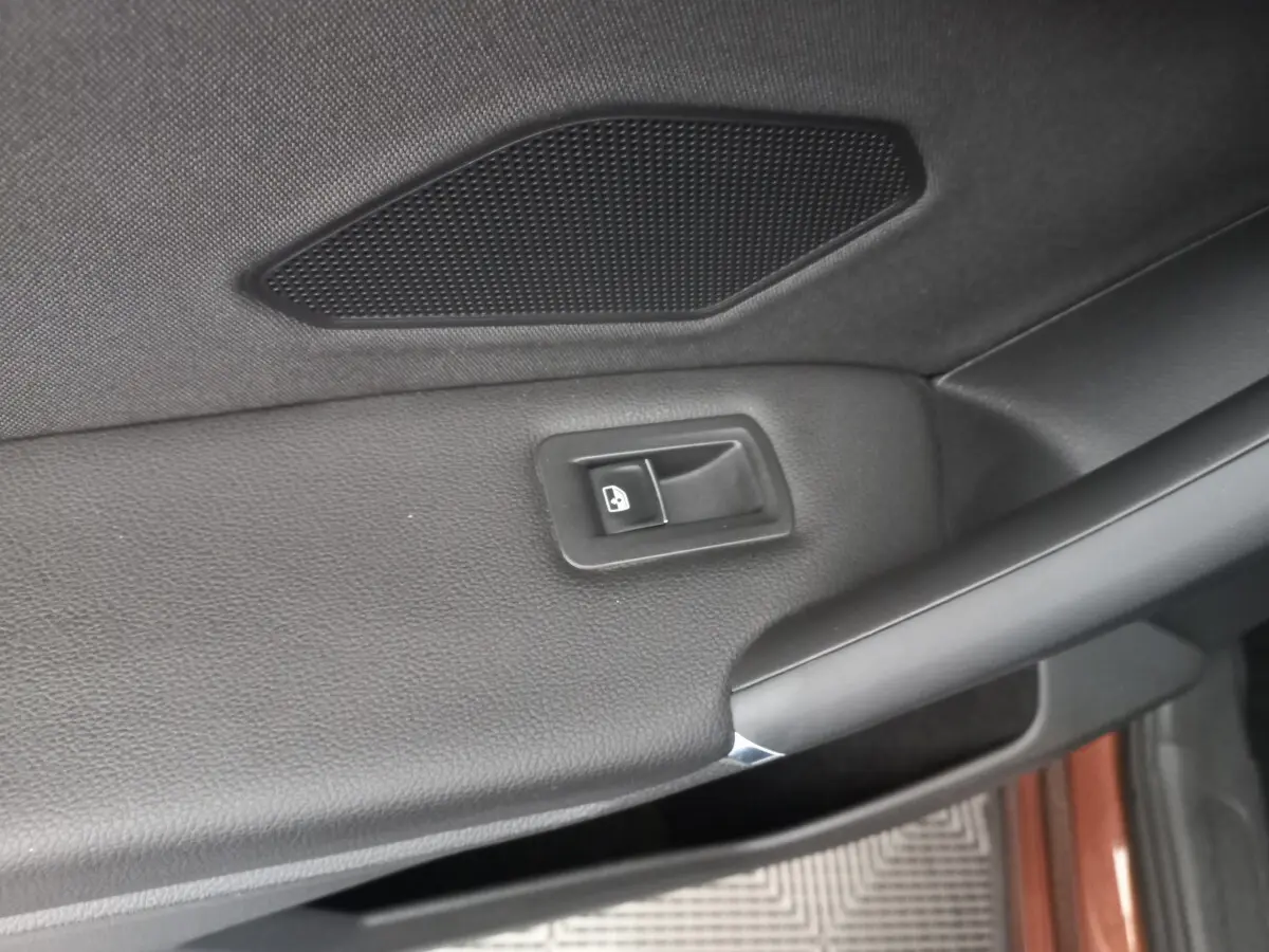 Détail de la poignée intérieure côté droit marron du Volkswagen Tiguan Allspace 2018 avec bouton de verrouillage des portes.