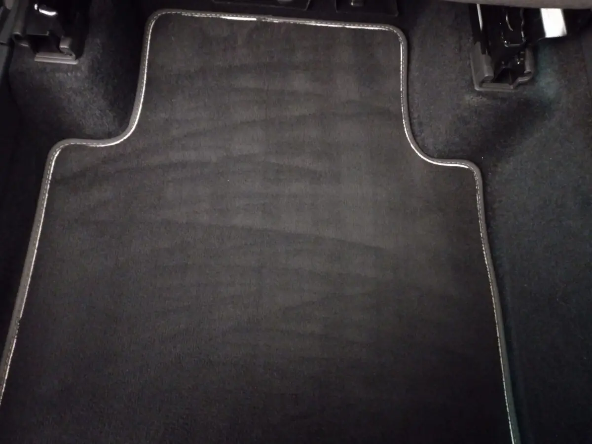 Tapis de sol noir avec surpiqûres blanches dans l'habitacle du Volkswagen Tiguan Allspace 2018 vue rapprochée au sol