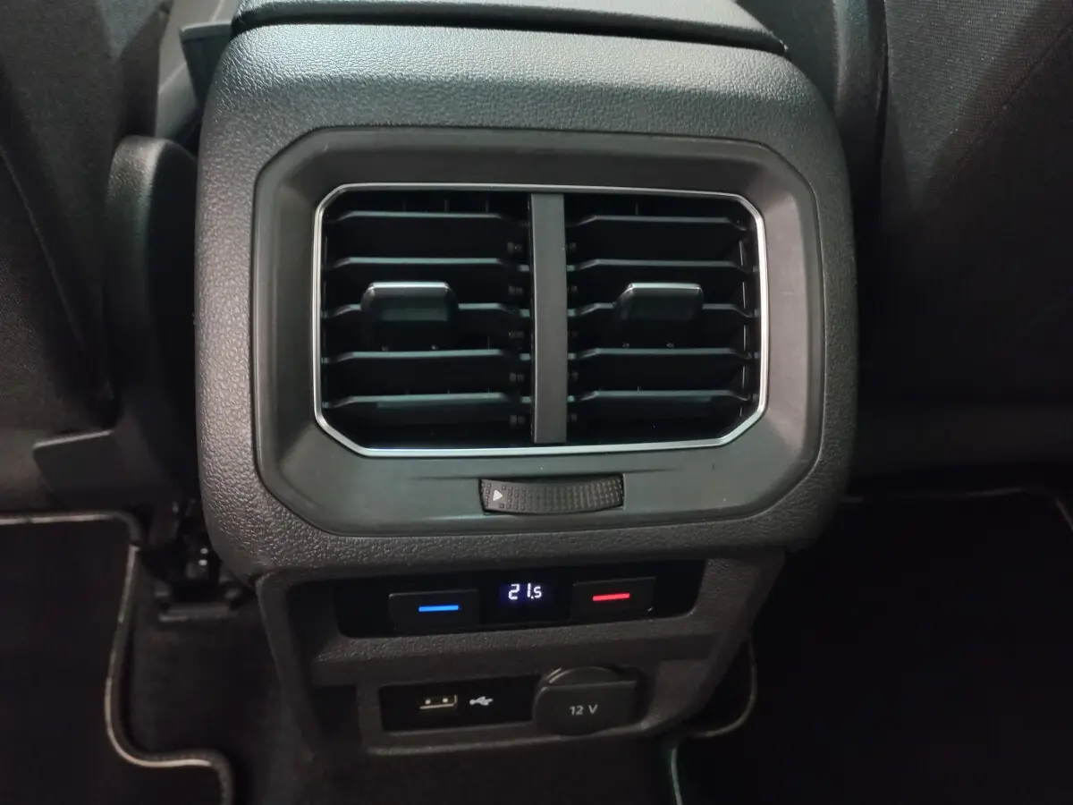 Gros plan sur la ventilation arrière et commandes climatisation digitale du Volkswagen Tiguan Allspace marron 2018.