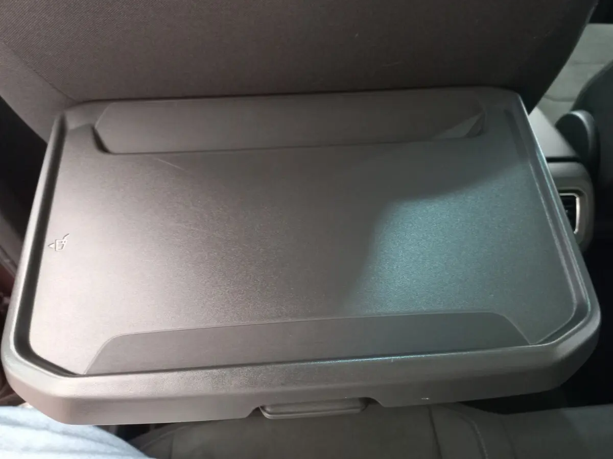 Plateau rabattable noir installé sur le dossier d'un siège arrière du Volkswagen Tiguan Allspace 2018.