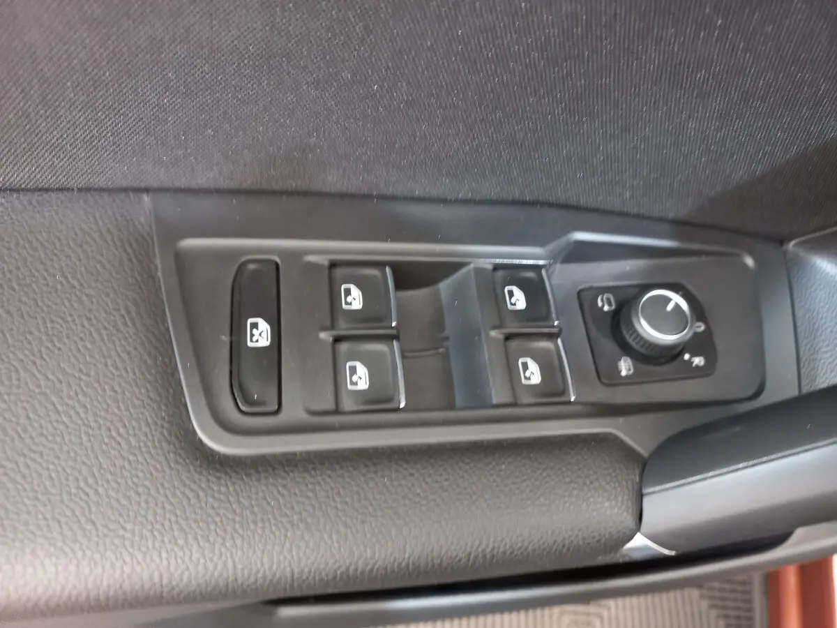 Commande des vitres et réglage des rétroviseurs côté conducteur du Volkswagen Tiguan Allspace marron 2018.
