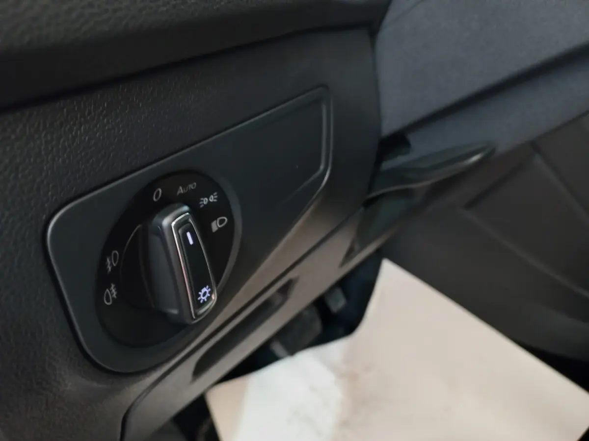 Gros plan sur le sélecteur d'éclairage noir du tableau de bord côté gauche du Volkswagen Tiguan Allspace marron 2018.