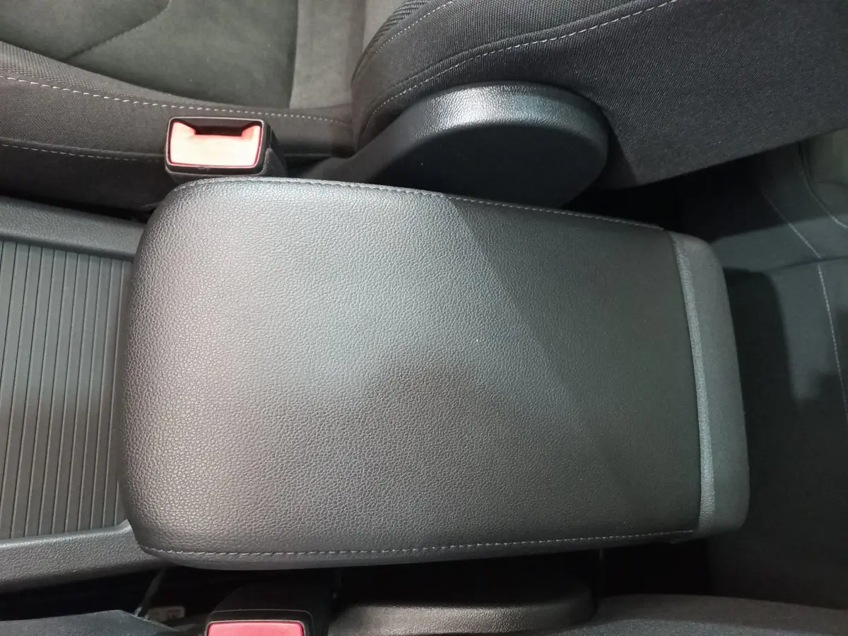 Gros plan sur l'accoudoir central en cuir noir entre les sièges avant du Volkswagen Tiguan Allspace marron 2018.