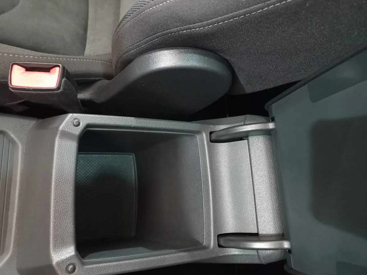 Vue rapprochée du rangement central ouvert en plastique gris à l'intérieur du Volkswagen Tiguan Allspace marron de 2018.