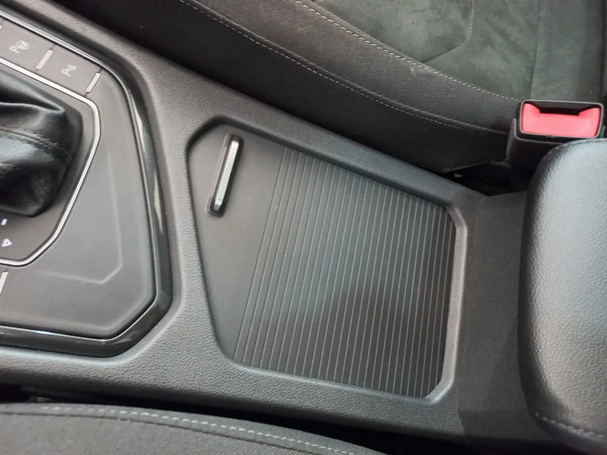 Détail de la console centrale noire du Volkswagen Tiguan Allspace 2018 avec levier de vitesses et accoudoir cuir.
