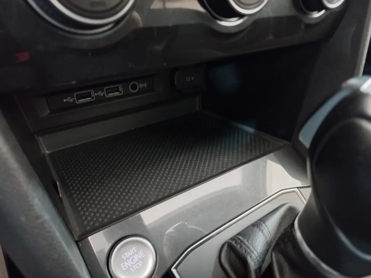 Gros plan sur la console centrale du Volkswagen Tiguan Allspace marron, montrant bouton démarrage et prises USB