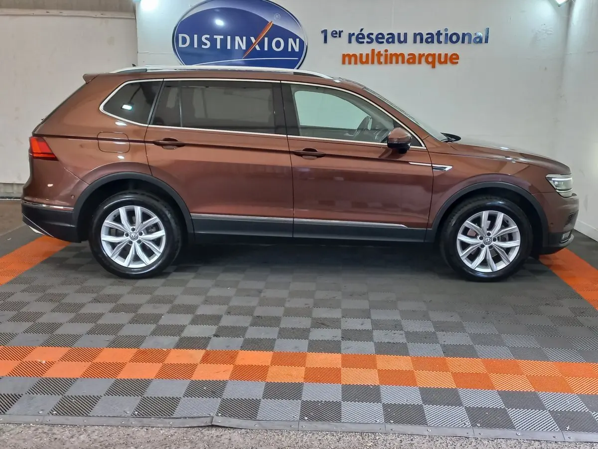 Profil côté gauche du Volkswagen Tiguan Allspace marron 2018, avec jantes alliage et toit ouvrant visible.