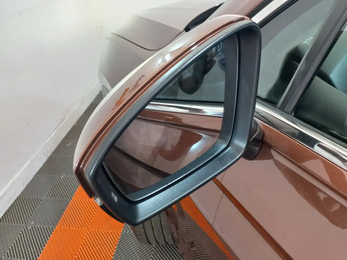 Rétroviseur côté gauche marron du Volkswagen Tiguan Allspace 2018, avec carrosserie et pneu partiellement visibles.