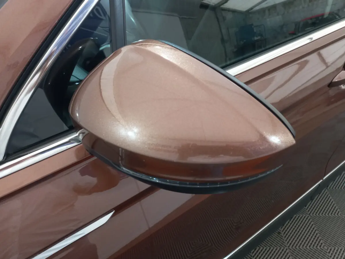 Rétroviseur côté gauche marron métallisé du Volkswagen Tiguan Allspace 2018 avec clignotant intégré visible.