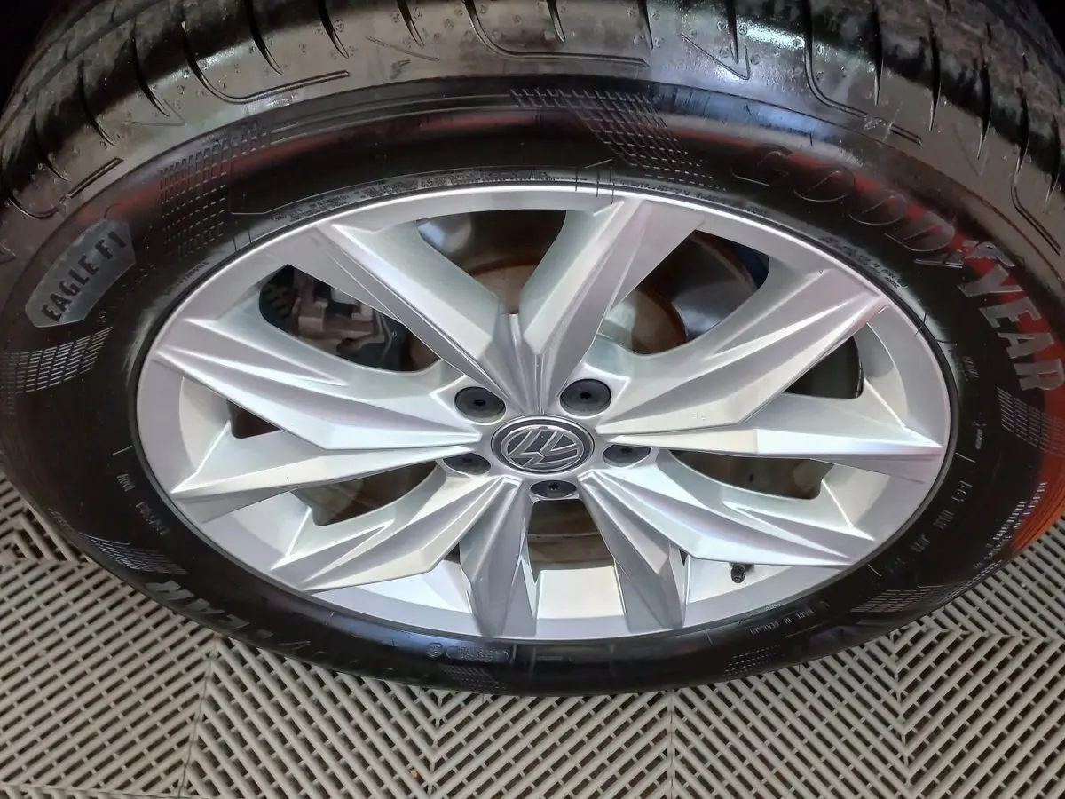 Gros plan sur la jante argentée en alliage du Volkswagen Tiguan Allspace 2.0 TDI 150 DSG7 Carat avec pneu Goodyear.