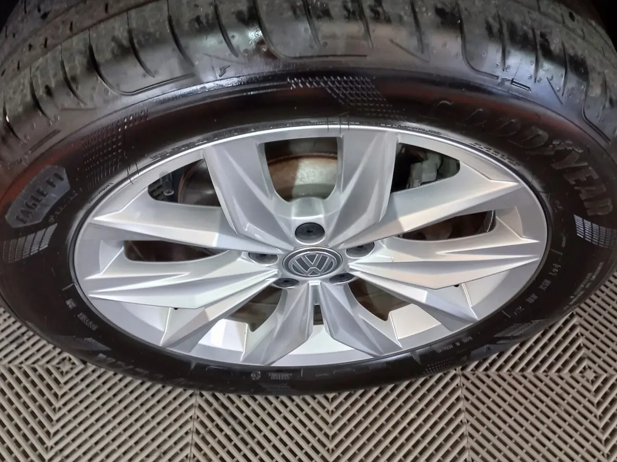 Gros plan sur la jante argentée en alliage et pneu Goodyear du Volkswagen Tiguan Allspace marron 2018