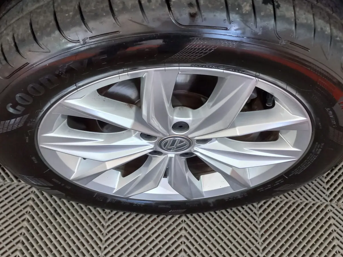 Gros plan sur la jante argentée Volkswagen avec pneu Goodyear, détail du modèle Tiguan Allspace 2018 marron.