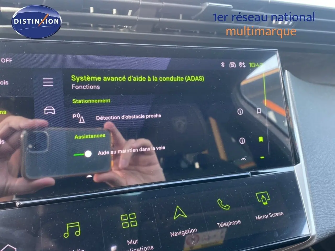 Vue rapprochée de l’écran tactile intérieur de la Peugeot 308 blanche, affichant le système avancé d’aide à la conduite.