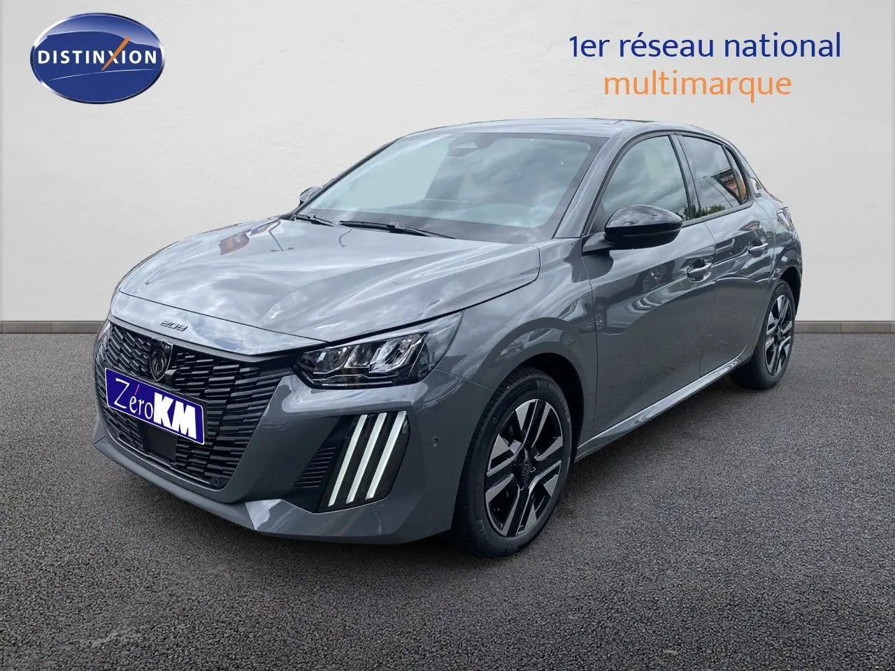 Peugeot 208 Hybrid gris sélénium métal vue 3/4 avant droit avec feux LED et jantes alliage noires.