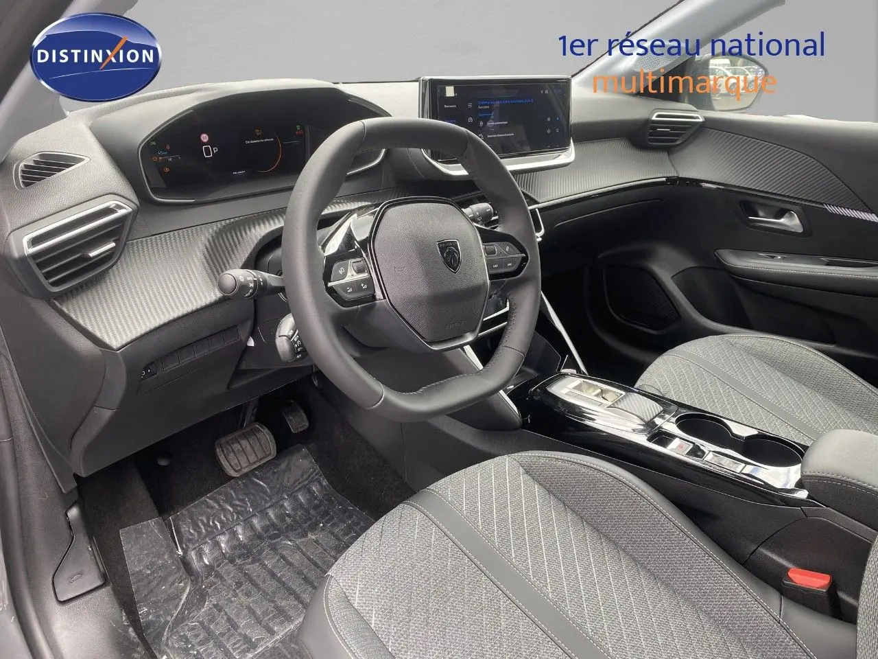 Vue intérieure avant droite de la Peugeot 208 Hybrid gris sélénium, avec tableau de bord numérique et volant compact multifonction.