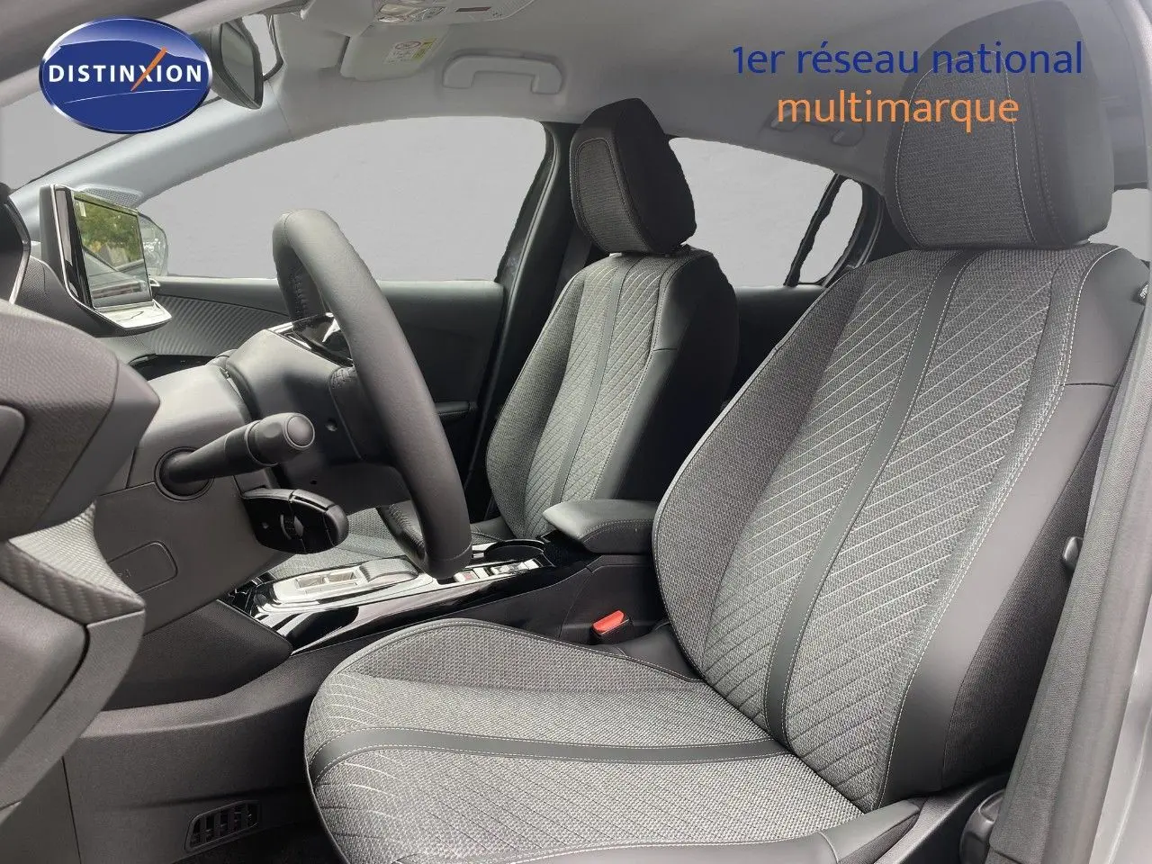 Vue intérieure côté conducteur de la Peugeot 208 Hybrid 110ch Allure avec sièges tissu gris et volant cuir multifonction.