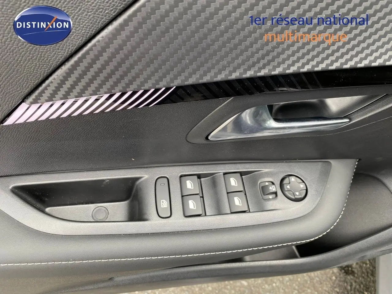 Détail de la porte côté conducteur d'une Peugeot 208 gris selenium, avec commandes des vitres et rétroviseurs.
