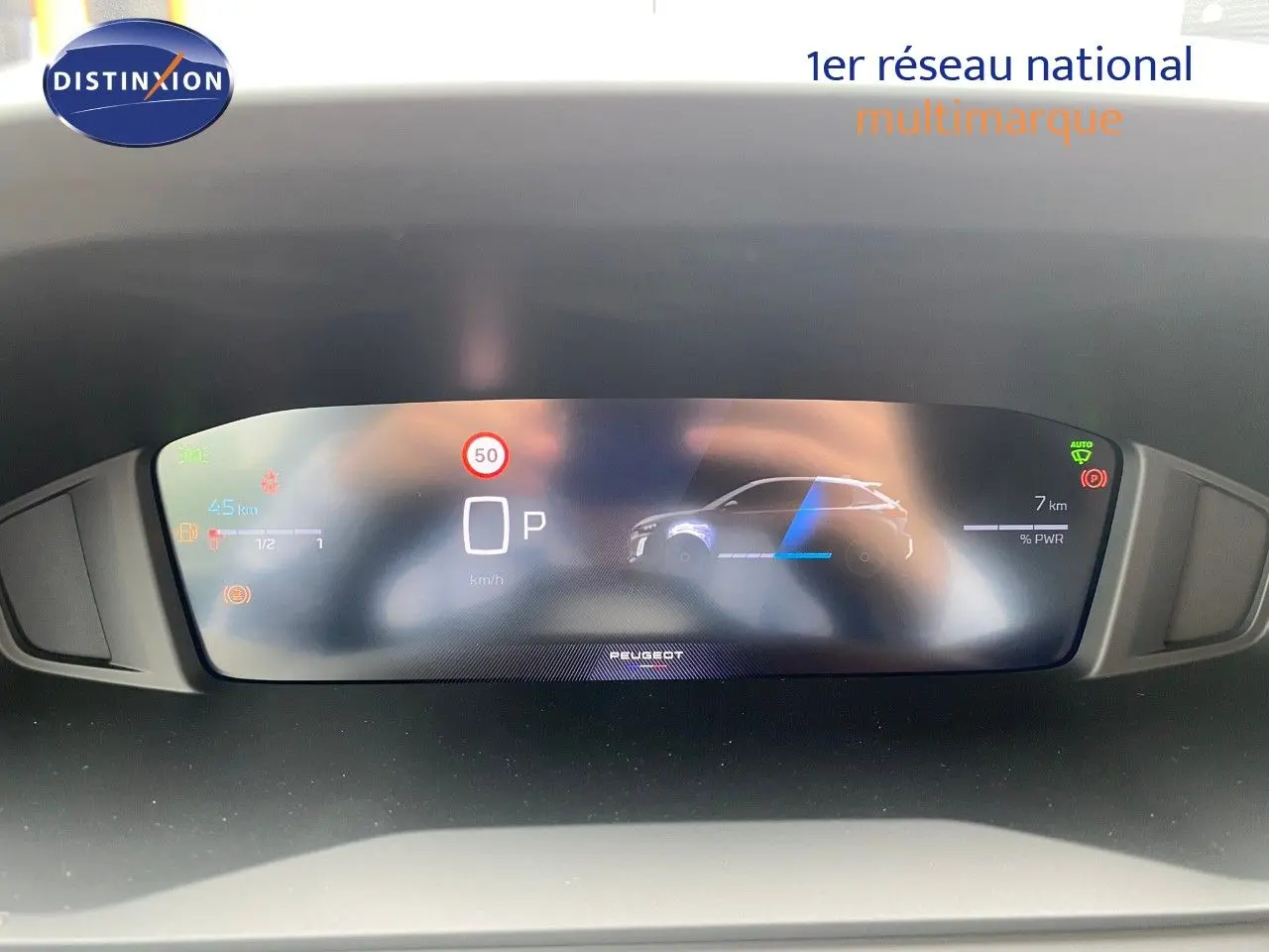 Affichage numérique du tableau de bord de la Peugeot 208 Hybrid 110ch, montrant la vitesse, autonomie et mode hybride.