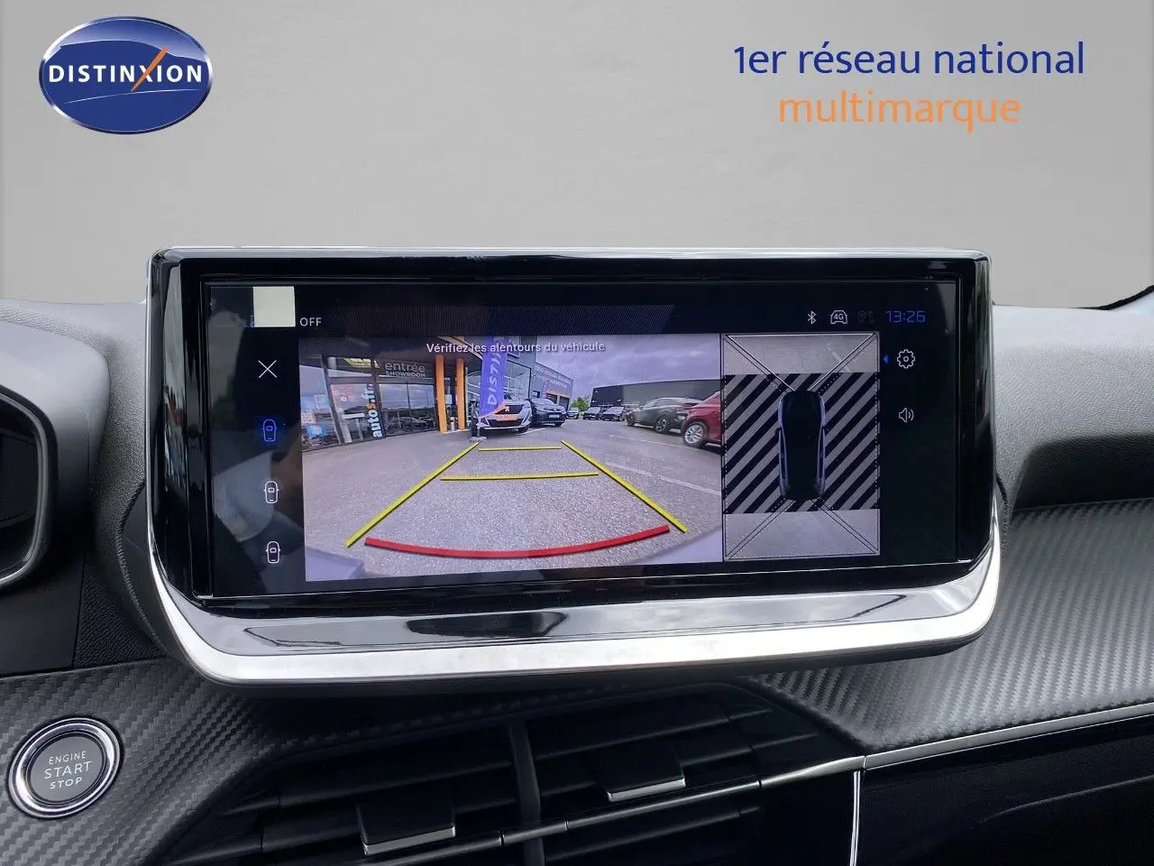 Écran central affichant la caméra de recul et vue 360° dans une Peugeot 208 gris selenium, intérieur moderne.
