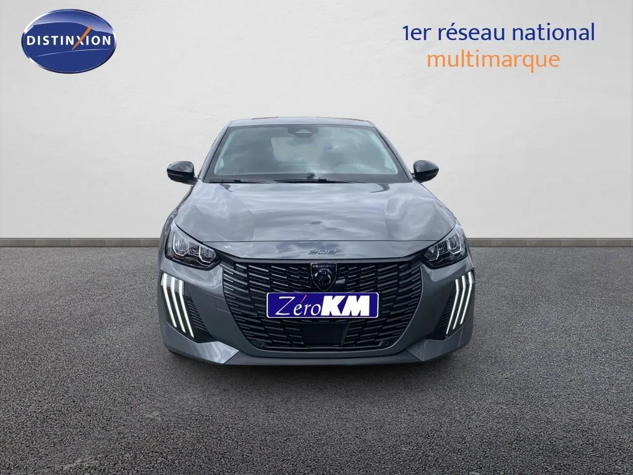 Peugeot 208 Hybrid gris sélénium métal vue de face avec calandre noire et feux LED distinctifs allumés.