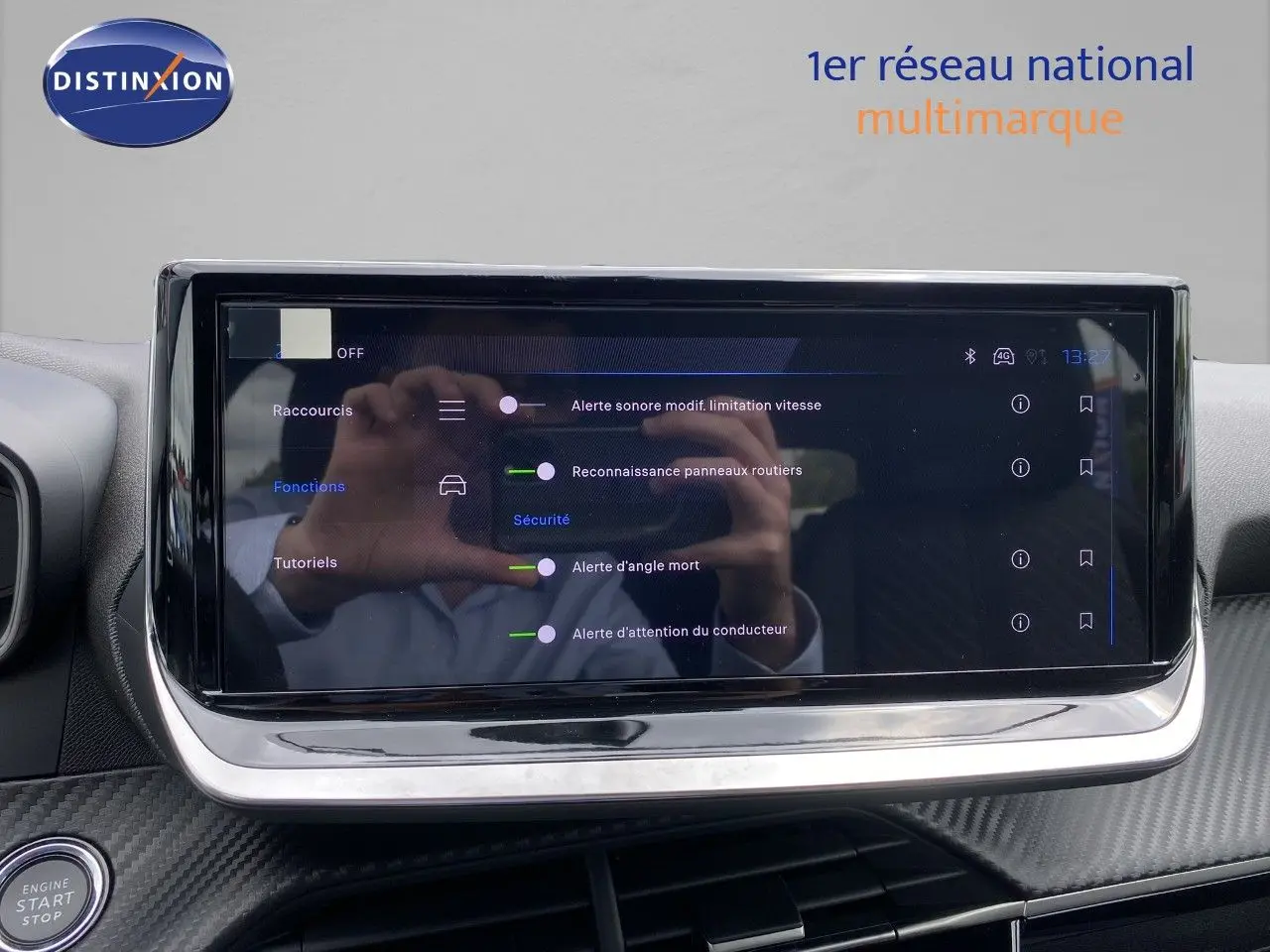 Écran tactile central du Peugeot 208 Hybrid gris sélénium, affichant les options d’alerte et sécurité.